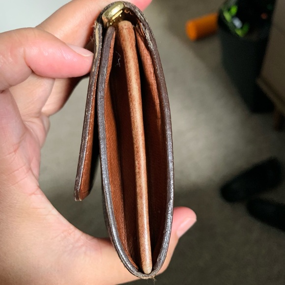 Louis Vuitton - Picture 6 of 7